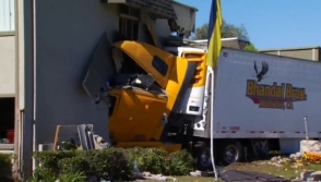 В Калифорнии грузовик въехал в жилой дом (видео)